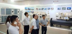 青岛市暖通空调商会会长王延军，副会长冯志、袁东新、曹辉田及副秘书长梁洪军一起参